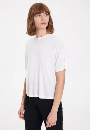 Beyaz Basic Bisiklet Yaka Viskon Rahat Kalıp Kadın T-Shirt ESSENTIALS SCOOP NECK LOOSE TEE