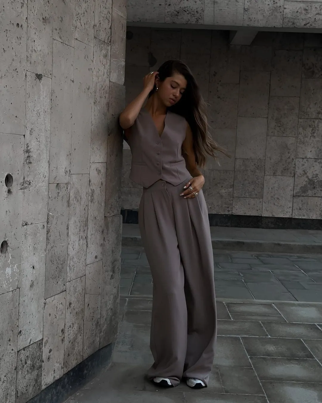 Effortlessly Chic  V-Neck Sleeveless Vest and Wide-Leg Trousers Two-Piece Set for a Relaxed Yet Stylish Look