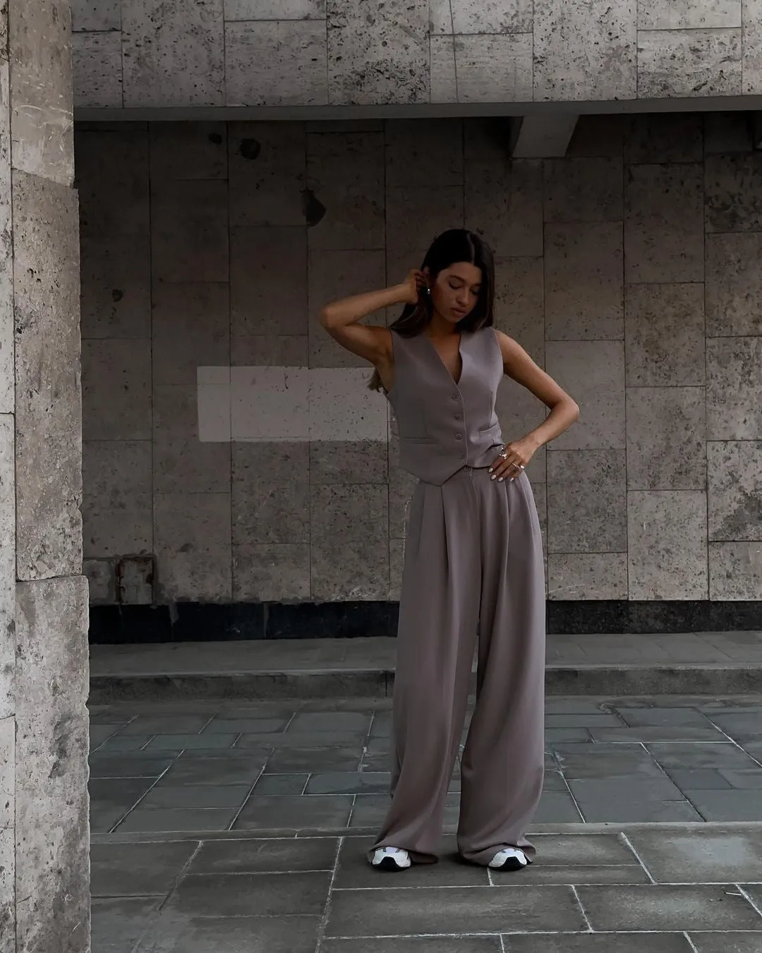 Effortlessly Chic  V-Neck Sleeveless Vest and Wide-Leg Trousers Two-Piece Set for a Relaxed Yet Stylish Look