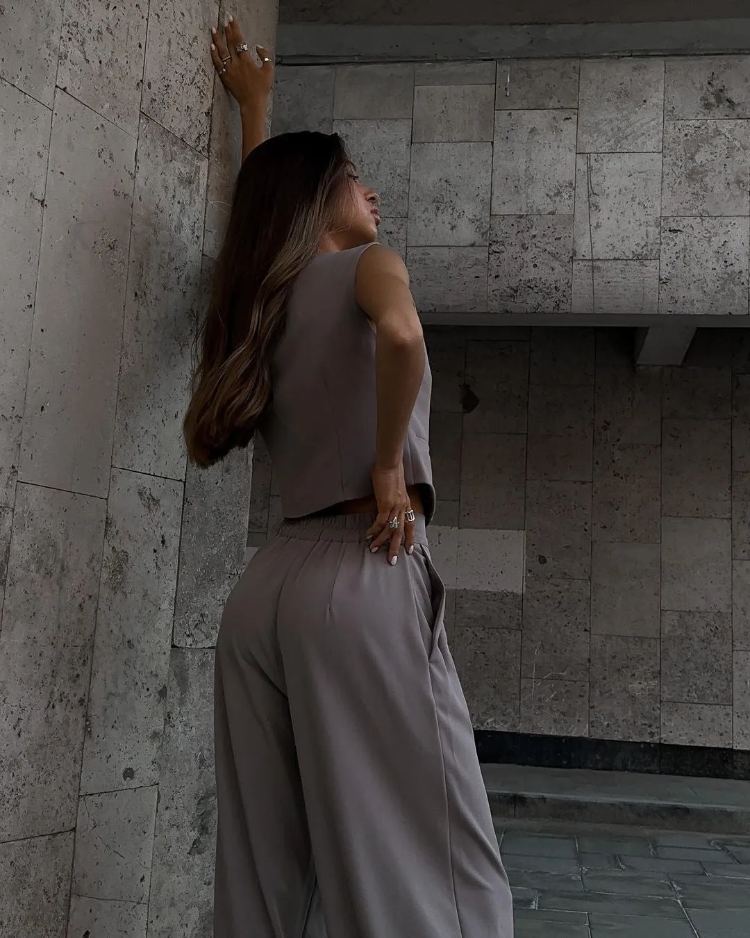Effortlessly Chic  V-Neck Sleeveless Vest and Wide-Leg Trousers Two-Piece Set for a Relaxed Yet Stylish Look