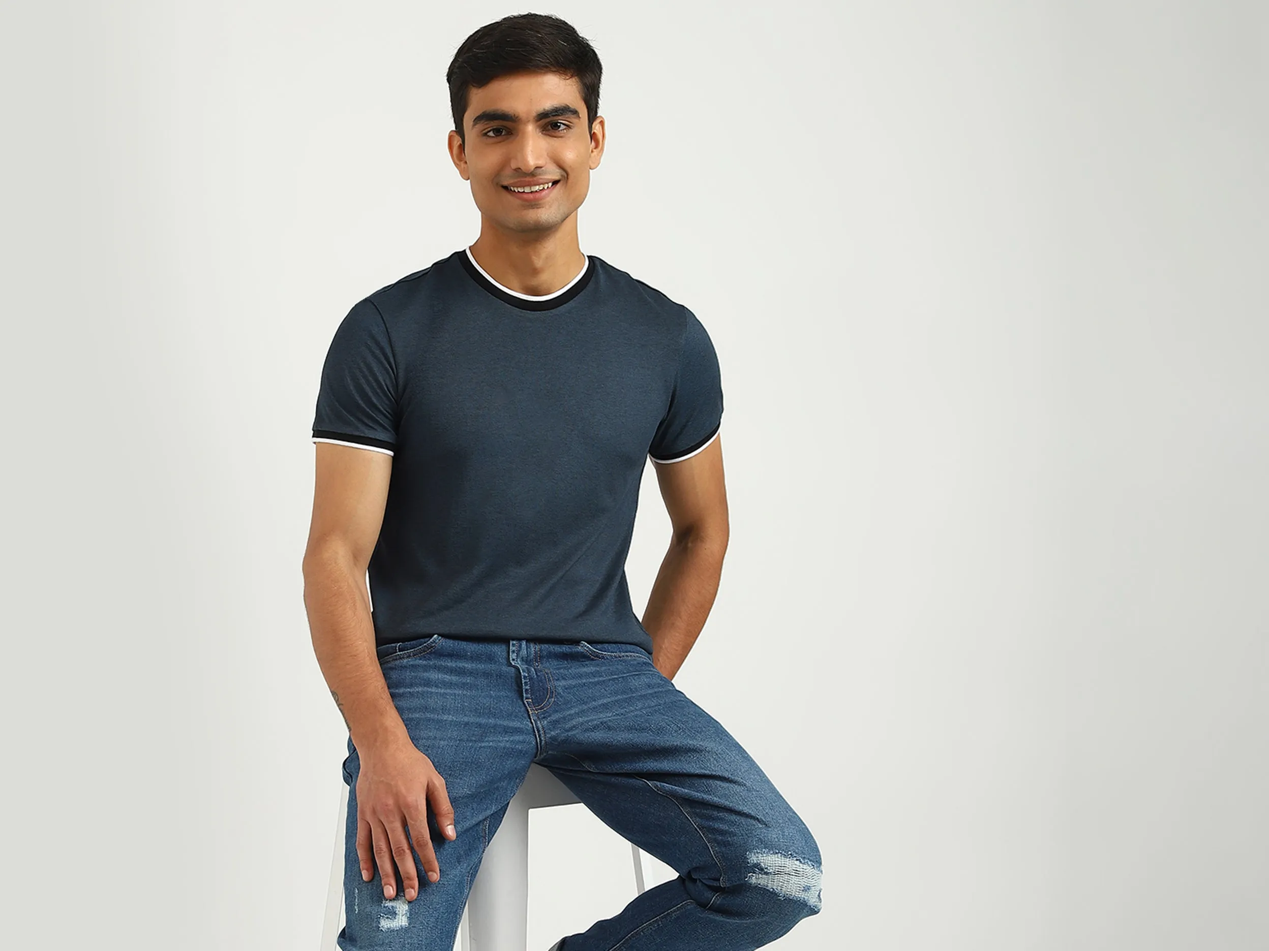 Men Solid Round Neck T-shirt