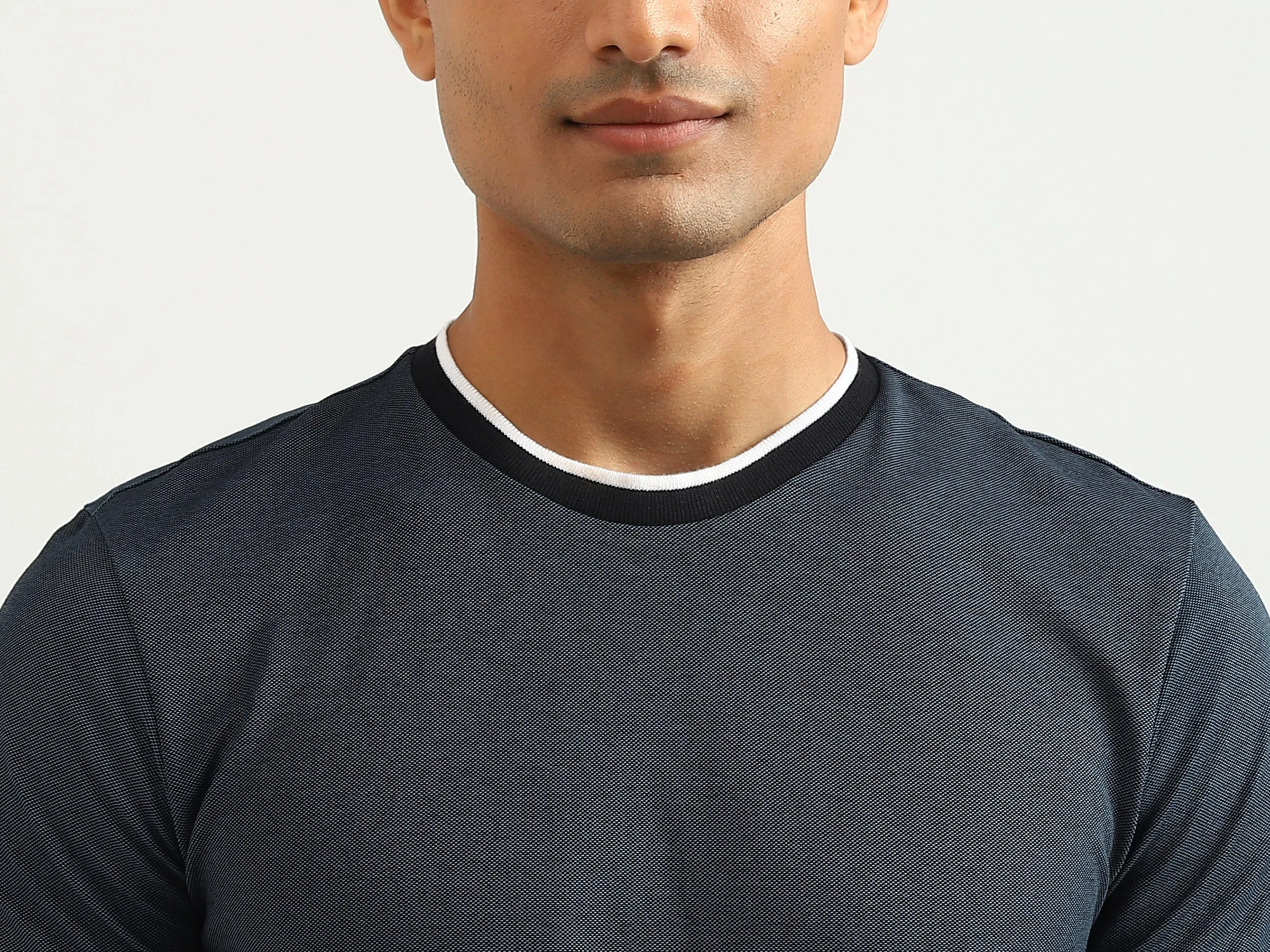 Men Solid Round Neck T-shirt