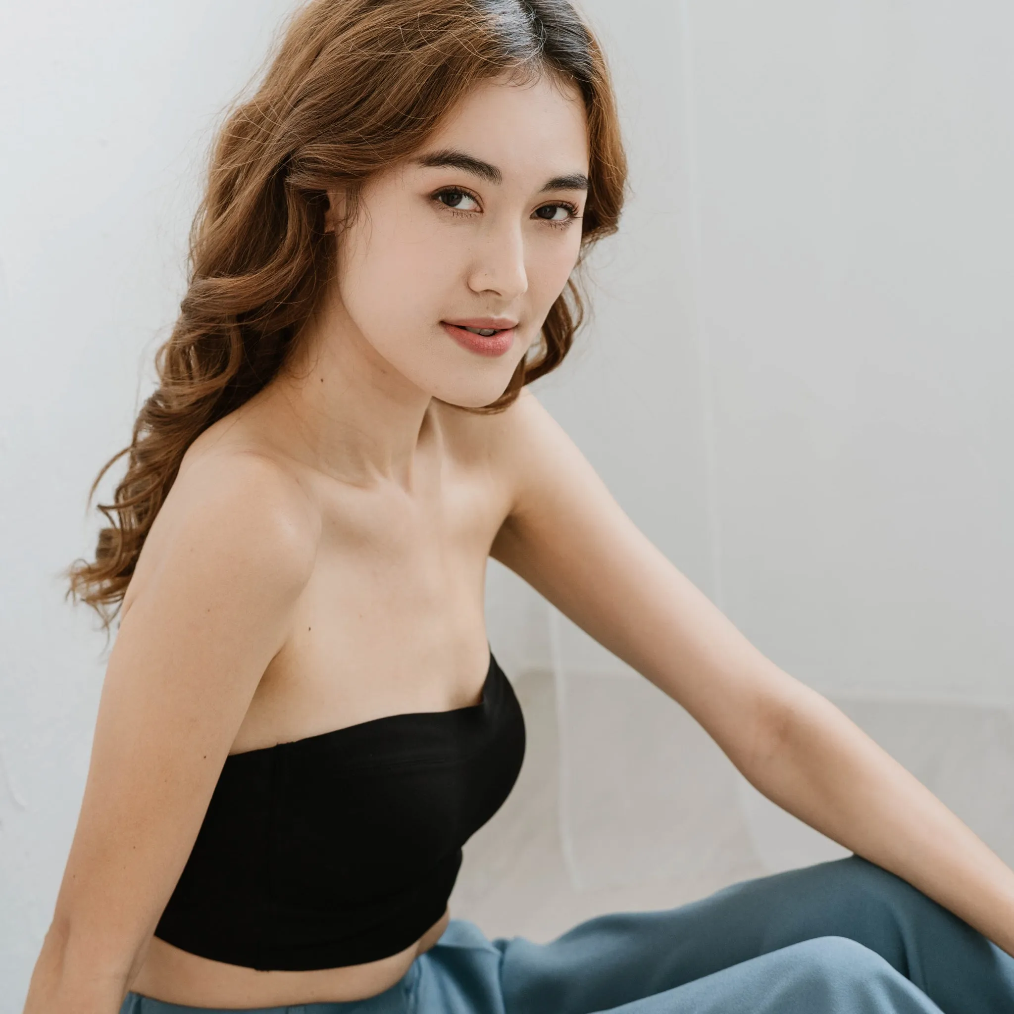 *RESTOCKED* Minimalist Lightly-Lined Seamless Midi Strapless Wireless Bra V2 in Black