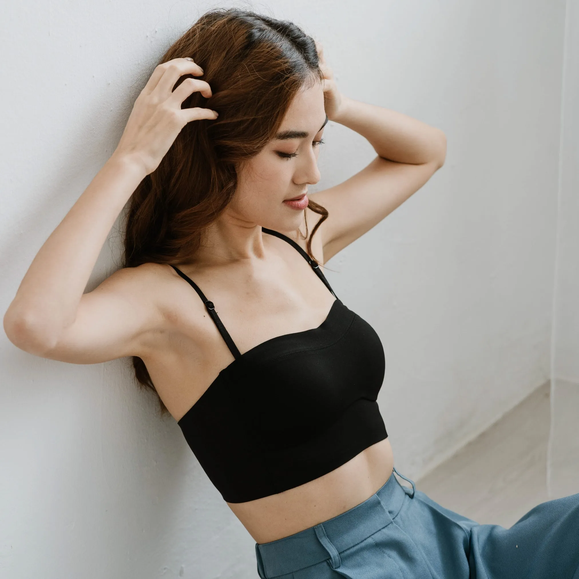 *RESTOCKED* Minimalist Lightly-Lined Seamless Midi Strapless Wireless Bra V2 in Black