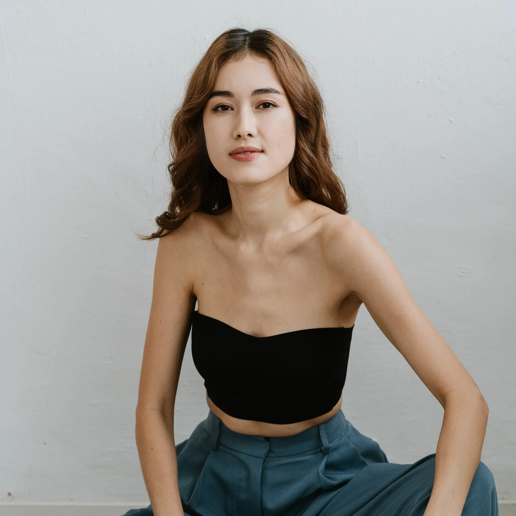 *RESTOCKED* Minimalist Lightly-Lined Seamless Midi Strapless Wireless Bra V2 in Black